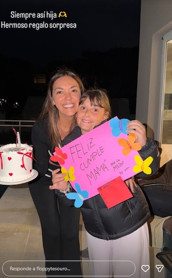 Moorea, la hija de Flopy Tesouro, sorprendió a su madre con un emotivo cartel el día de su cumpleaños 41 (Instagram)