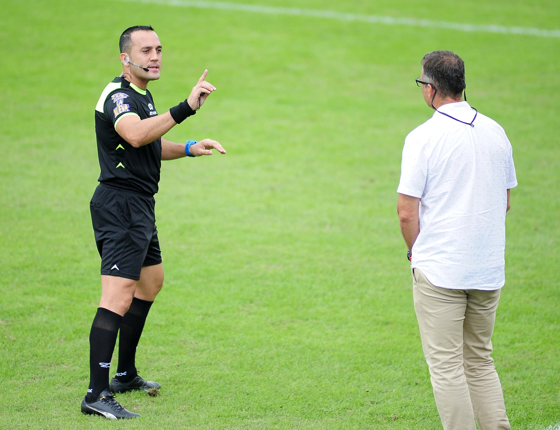 Espinoza expulsó al DT de Racing, Juan Antonio Pizzi (FotoBaires)