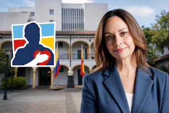 María Claudia Tarazona posa frente a las instalaciones del Concejo de Bogotá junto al emblema del partido Centro Democrático - crédito