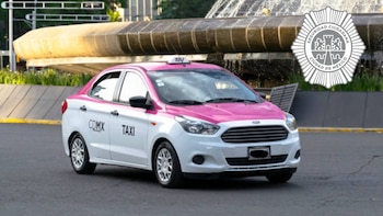 Taxista arrastra a policía tras
