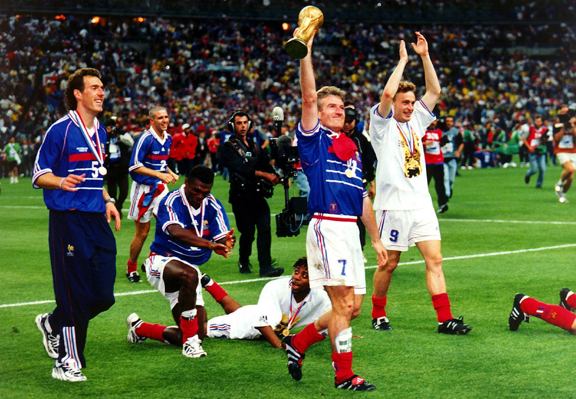 Stephane Guivarc'h con los brazos en alto y el pantalón número 9 en la celebración del título en 1998. Didier Deschamps levanta la Copa del Mundo