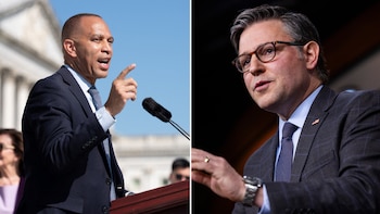 Fotocomposición con Hakeem Jeffries en un atril exterior a la izquierda y Mike Johnson con gafas en un espacio interior a la derecha