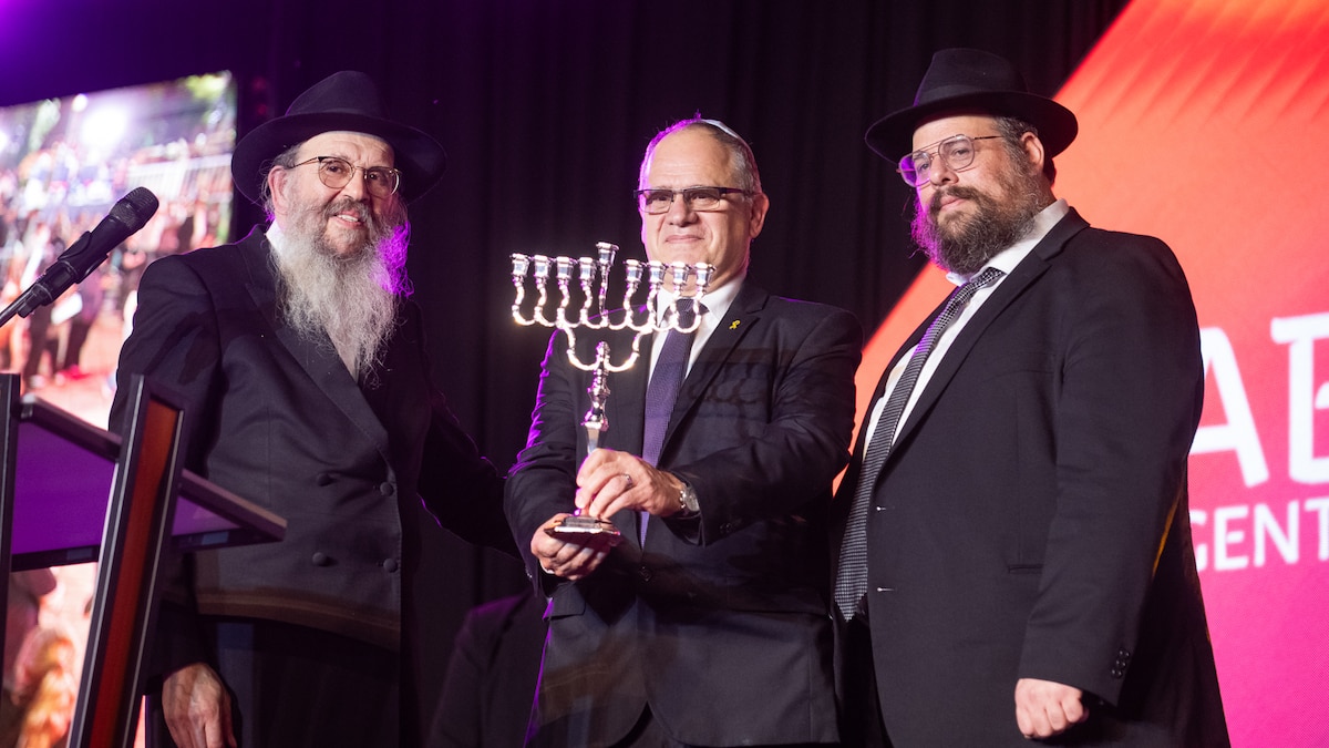 Encendido del candelabro en Palermo durante Janucá