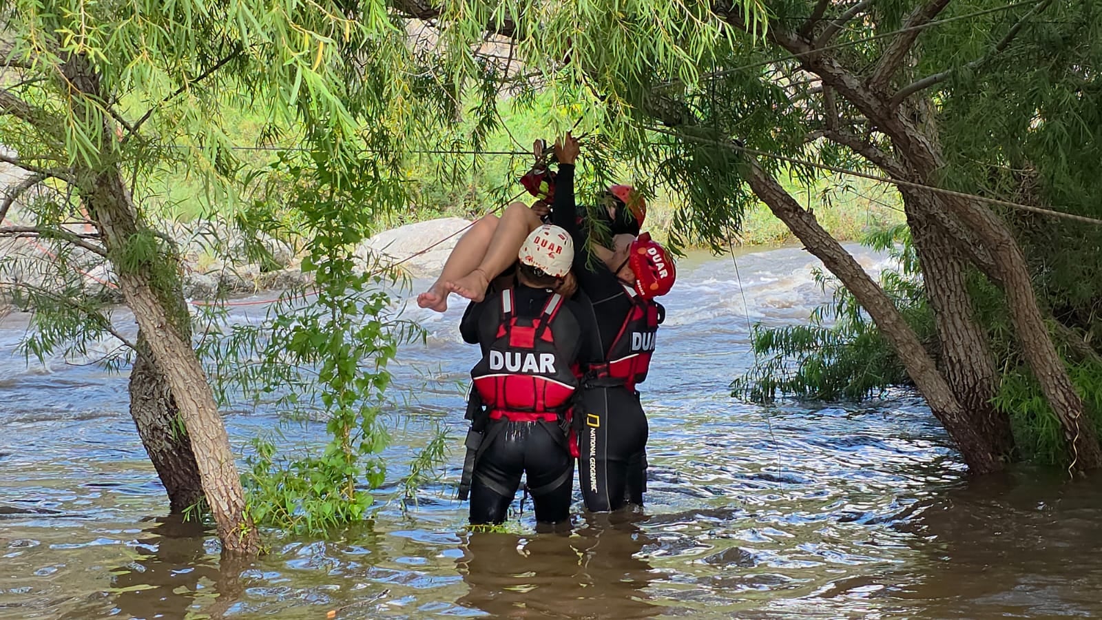 Los equipos de rescate utilizaron sistemas de tracción con cuerdas, trasladando a los afectados a una zona segura