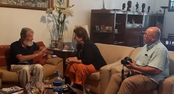 El padre Opeka con Virgnia