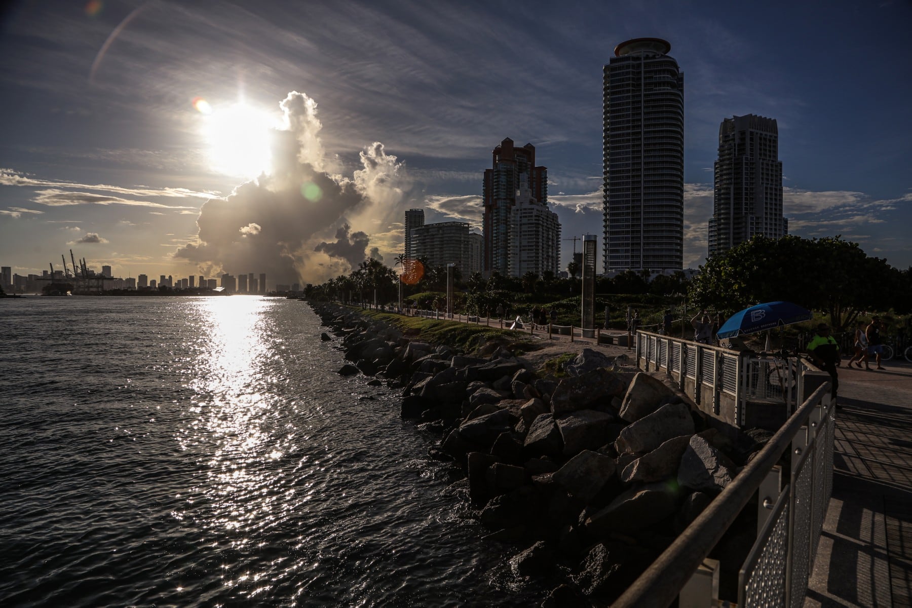 Una investigación de la Universidad de Miami identificó que el calor extremo en el sur de Florida afecta la salud y la vida social de los sobrevivientes de cáncer. (Photo by Giorgio Viera / AFP)