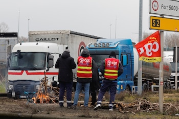 Trabajadores de la energía franceses en huelga se reúnen en un bloqueo de carreteras cerca de la refinería de TotalEnergies en Gonfreville-L'Orcher, cerca de Le Havre (Reuters)