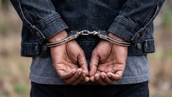 El Salvador: Capturan a falso repartidor con paquetes de presunta cocaína tras persecución policial