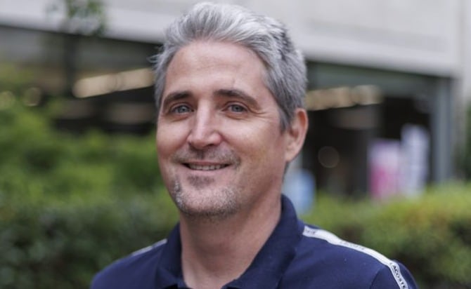 El argentino Lucas Cieza, coautor del estudio, señaló que los modelos ya enfrentaban dificultades para explicar los anteriores planetas más jóvenes conocidos, todos con más de 5 millones de años. (Instituto de Estudios Astrofísicos UDP, Facultad de Ingeniería y Ciencias)