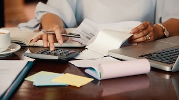 Crédito caro, cheques rechazados y una cifra que enciende alertas: un informe privado estima que hay 57 mil empresas en mora