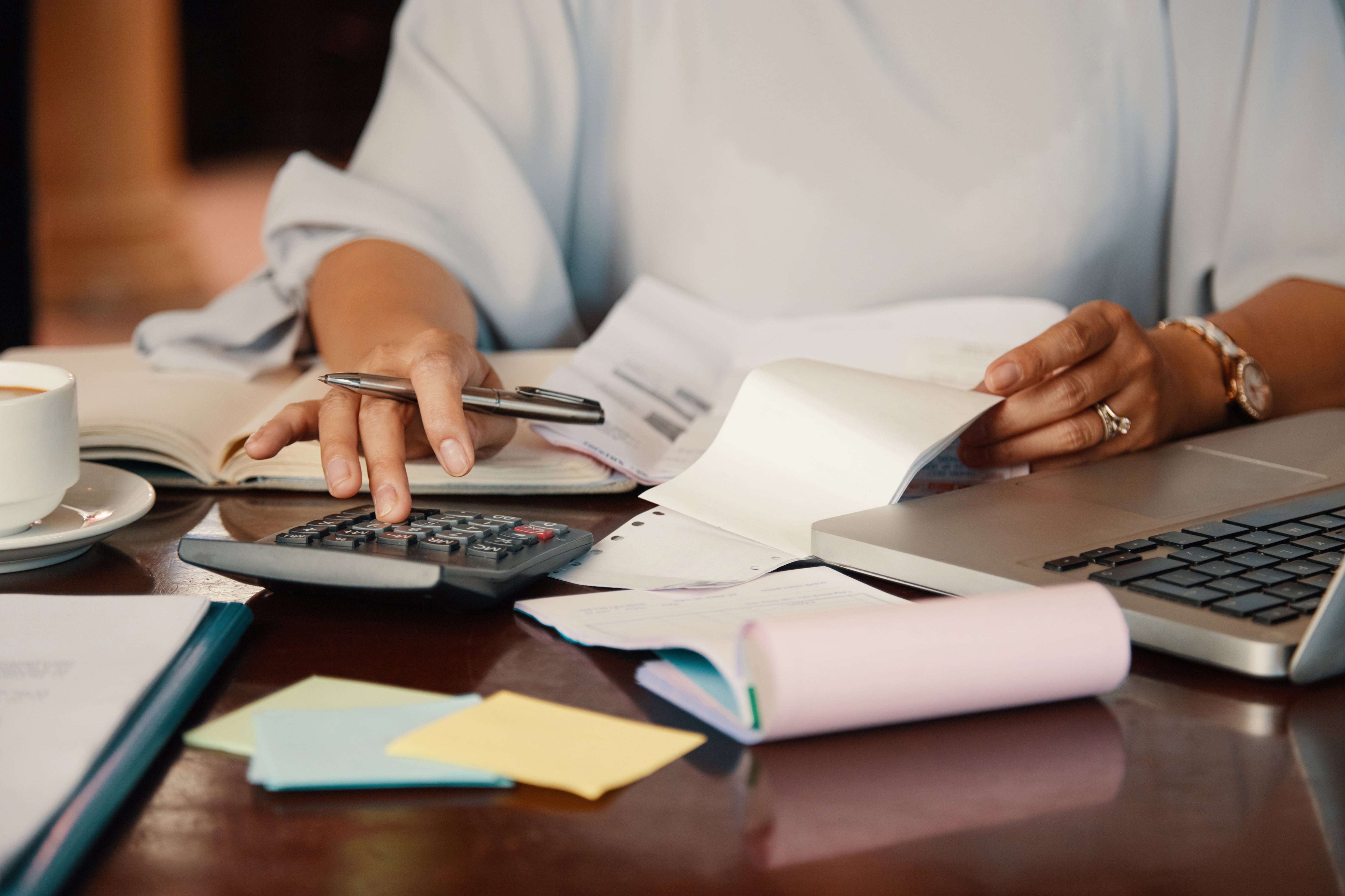 Fidelitas señaló que la estabilización de variables macroeconómicas todavía no se traduce en una mejora generalizada de las condiciones en las que operan las empresas.