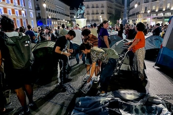 Centenares de personas han acampado la noche de este sábado en la Puerta del Sol de Madrid.