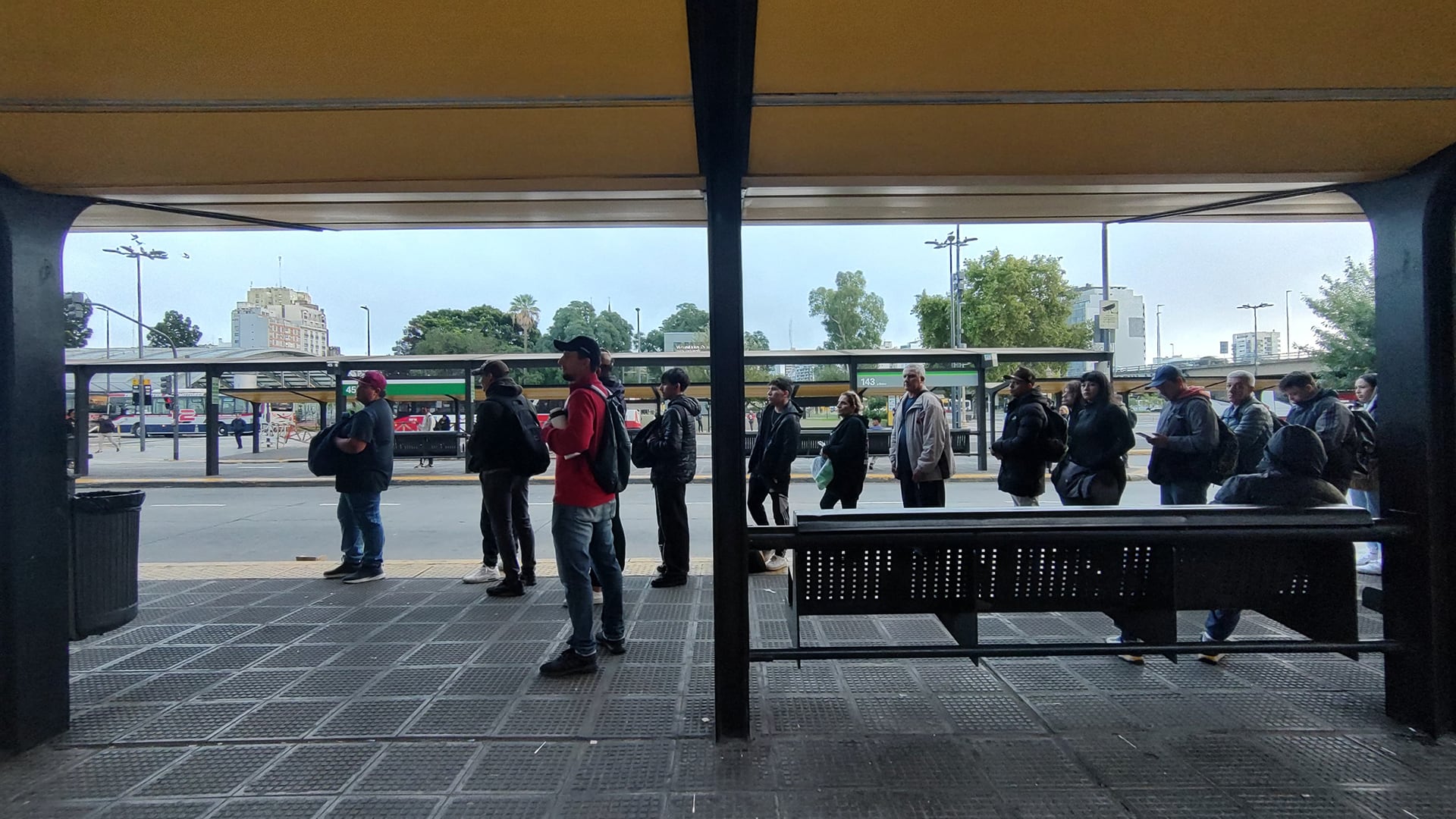 Una fila de personas en una parada de colectivos en Constitución (Adrián Escándar)
