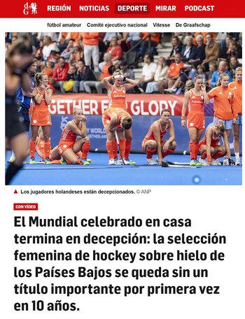 Captura de pantalla de un periódico digital con un titular en español sobre hockey y una foto de jugadoras vestidas de naranja en la cancha