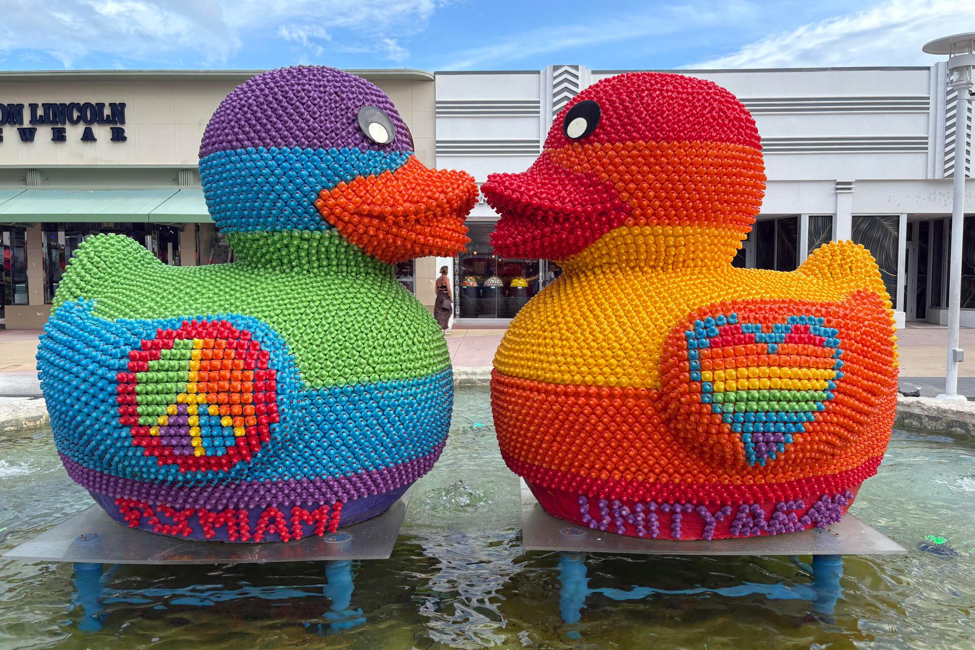 El artista argentino Facundo L. Yebne crea esculturas con más de 20.000 patos de goma para celebrar el Orgullo LGTBI en Miami.