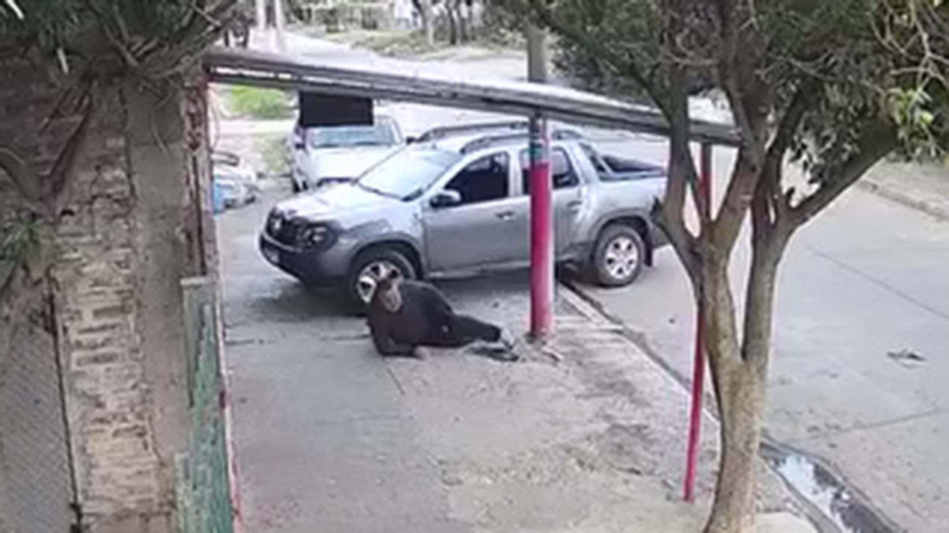 Tras recibir el balazo en su pierna izquierda, Enrique quedó tendido en la vereda de su domicilio.
