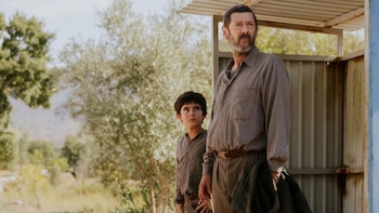 La película que todavía no hemos visto de Manolo Solo: la adaptación de una famosa trilogía escrita por un Nobel de Literatura