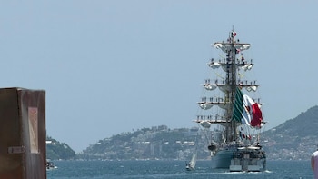 El Buque Escuela Velero Cuauhtémoc (BE-01) partió este miércoles de Acapulco, Guerrero, a bordo para el Crucero de Instrucción "Pacífico Norte 2026". Crédito: Ale Huitron