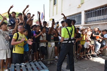 Un grupo de menores espera para ser filiado en una comisaría de la Policía Nacional de Ceuta (Gabriela Sardá Núñez / Europa Press)