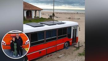Es mecánico, vive en Las Toninas y transformó un micro escolar en una casa de dos ambientes con Internet y energía solar