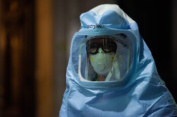 Un médico aguarda mientras se