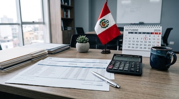 Planilla de pago con bolígrafo, calculadora, taza, planta, carpetas, bandera de Perú y calendario de octubre de 2026 sobre un escritorio.