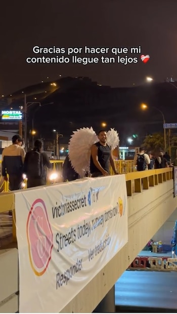 “¿Calles hoy, pasarela mañana?”, escribió la marca en TikTok, una reacción que Christian llevó a una gigantografía en Lima.
