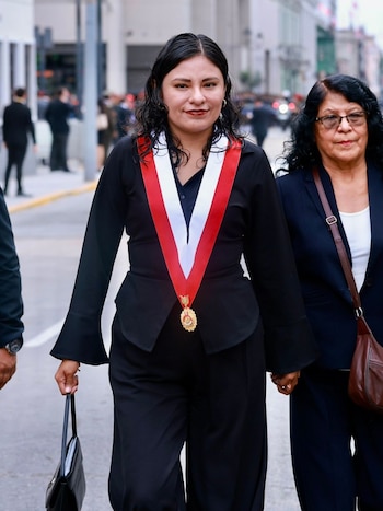 Svieta Fernández fue criticada por el fitting ajustado y el cabello con efecto “mojado”, un detalle que, según la especialista, no funciona en un evento formal. Congreso de la República.