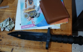 En la diligencia de allanamiento las autoridades ubicaron el cuchillo con el que supuestamente el sujeto había amenazado a su pareja. (PN)