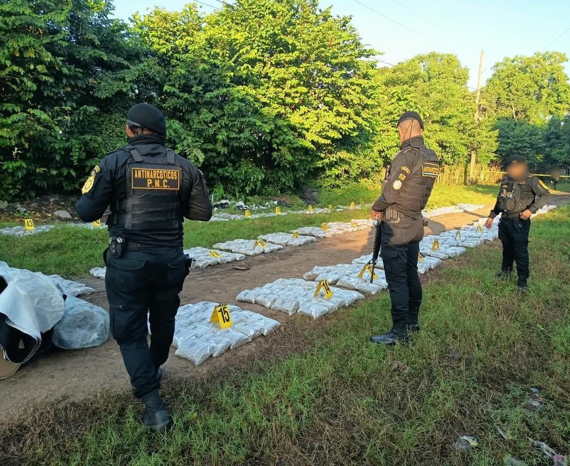 El peso total de la presunta sustancia decomisada sumó 1.217 kilos tras la verificación de las autoridades. (PNC de Guatemala)