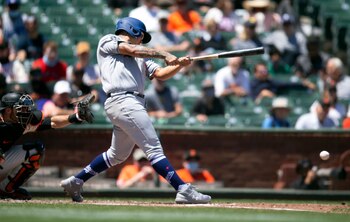 El momento en que Julio Urías conectó la pelota durante su debut al bat con Los Ángeles Dodgers vs San Francisco Giants (Foto: D. Ross Cameron-USA TODAY Sports)