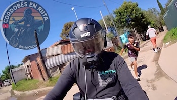 El influencer registra el intento de robo mientras conducía su moto en Córdoba