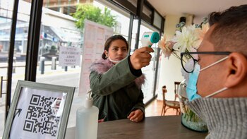 Los restaurantes deben de cumplir con las mediadas sanitarias como son el uso de subrebocas y el tomar la temperatura a todos los comensales que ingresen a los estableciemientos (Foto: Cuartoscuro)