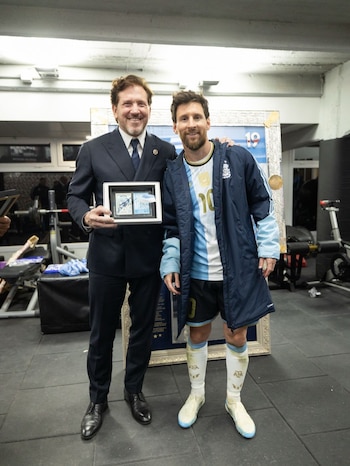 Alejandro Domínguez, presidente de la Conmebol, le entregó una plaqueta a Lionel Messi por su trayectoria en la selección argentina (Instagram @alejandrodominguezws)