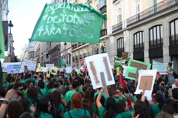 El profesorado de la educación pública de la Comunidad de Madrid ha iniciado hoy una huelga indefinida para reclamar más recursos y mejores condiciones laborales convocada por los sindicatos CCOO, CGT, CNT, Solidaridad Obrera, STEM y UGT, así como por las plataformas docentes Educación Especial Digna, Menos Lectivas y Queremos FP. Entre sus principales reivindicaciones figura la recuperación de un máximo de 17 periodos lectivos semanales en Educación Secundaria y Formación Profesional y de 22 en Primaria, y la reducción de los ratios a 13 en Infantil, 15 en Primaria, 20 en Secundaria, 23 en Bachillerato y 15 en FP