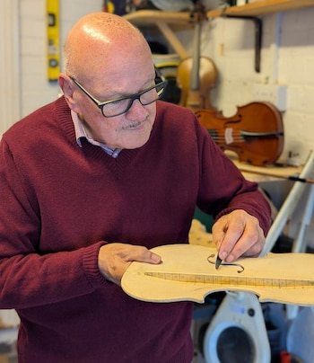 Alan Kirby, violinista y luthier local de Nottingham (Foto: Universidad de Nottingham)