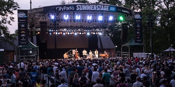 Miles de personas asisten a un concierto gratuito de SummerStage, el histórico ciclo que transforma parques de los cinco distritos en escenarios al aire libre durante la primavera y el verano.