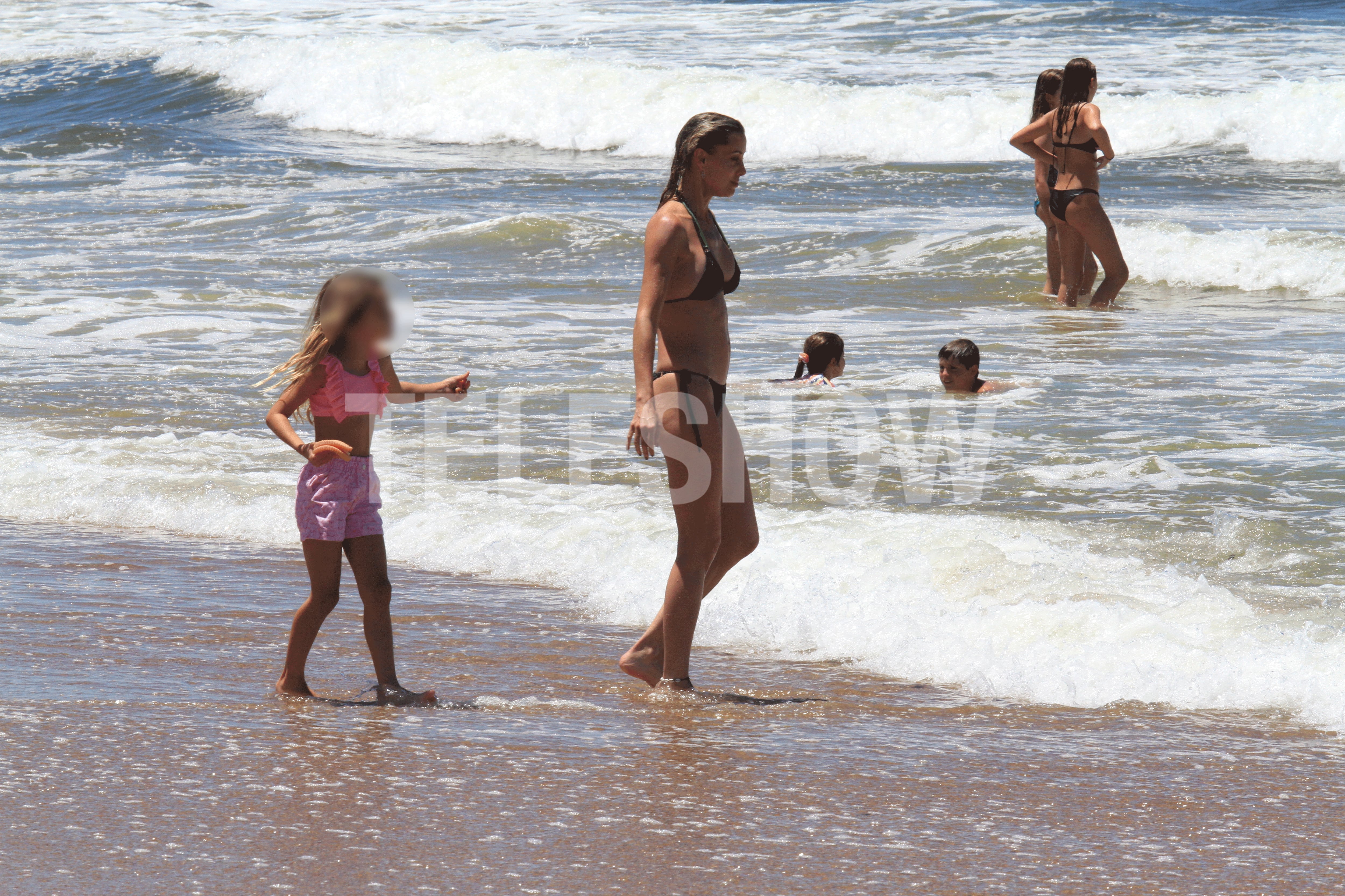 Con una bikini negra clásica, Espasandín acompañó a los niños y lo guió para avanzar sin miedo