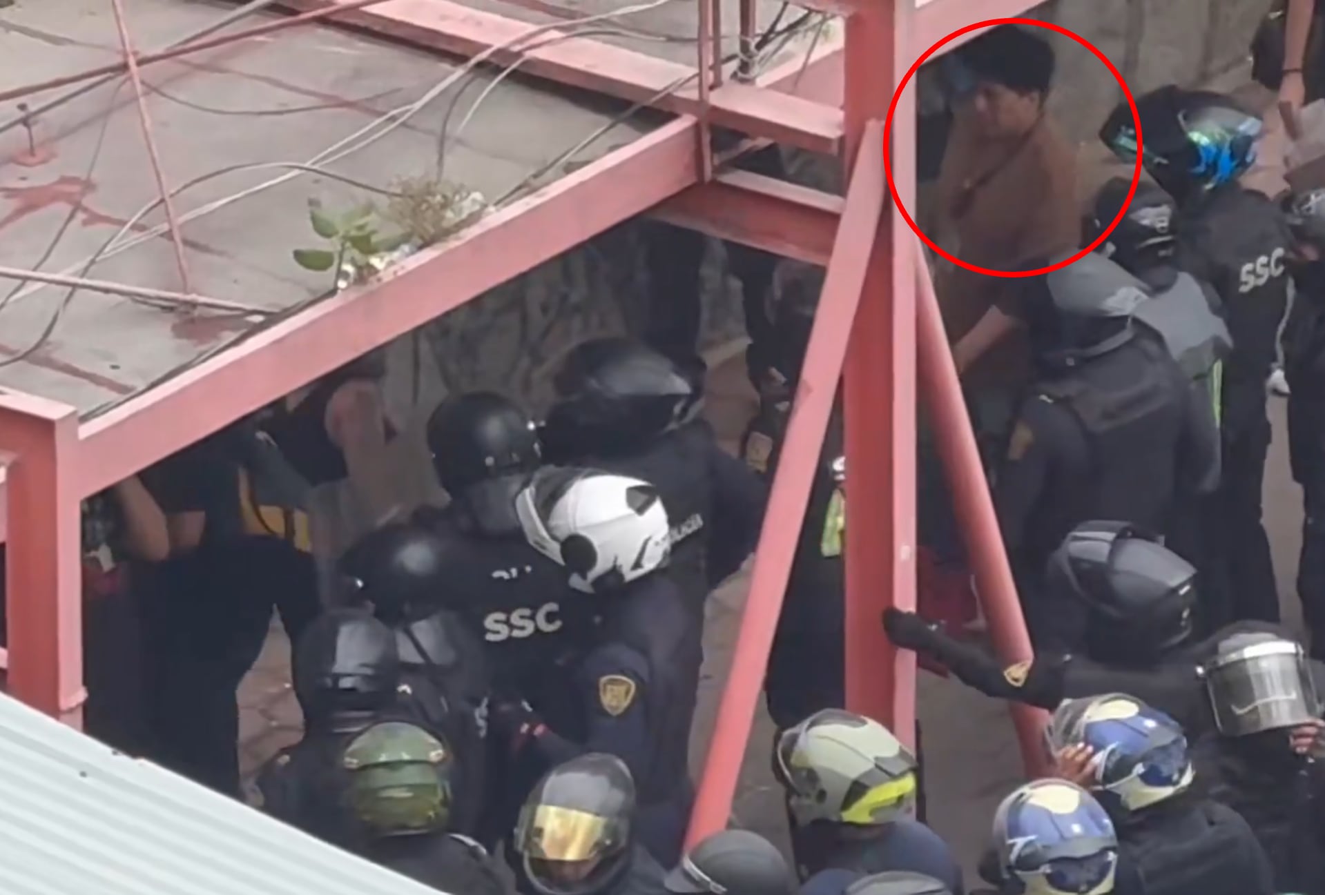 Un video compartido en redes sociales mostró al reportero de El Sol de México en la movilización. Crédito: Redes Sociales