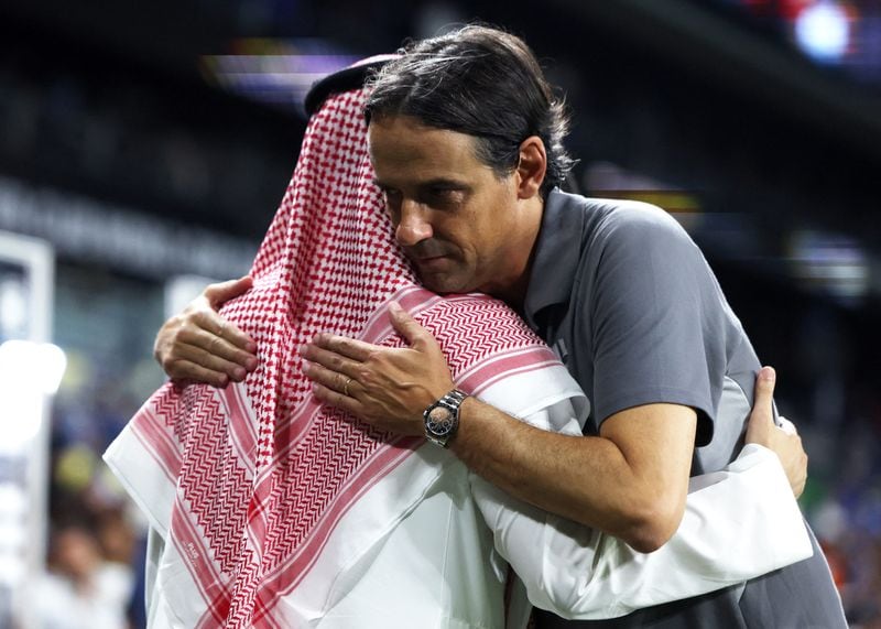 El directior técnico del Al Hilal, Simone Inzaghi, abraza al presidente del club, Fahad bin Nafel, tras ganar a Pachuca y clasificar a octavos de final del Mundial de Clubes. Geodis Park, Nashville, Tennessee, EEUU. 26 de junio de 2025.
REUTERS/Evelyn Hockstein
