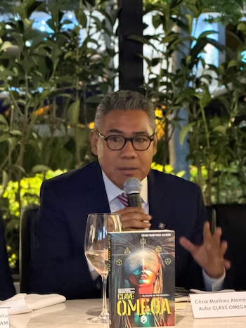 César Martínez Alemán presentó “Clave OMEGA, Guía de sobrevivencia para nuevas personas juzgadoras”, una obra que propone fortalecer las capacidades éticas, estratégicas y humanas de quienes participarán en la transformación del sistema judicial mexicano