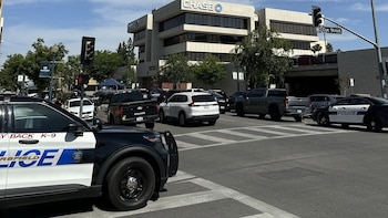 Un hombre se atrinchera con rehenes en un banco en California bajo amenaza de bomba