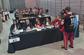 Un fanático con la camiseta