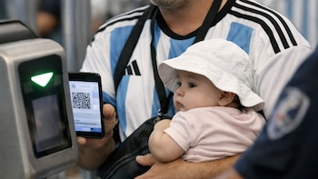 La insólita maniobra de un hincha argentino: pidió prestado un bebé para entrar al último partido de la Selección en EEUU