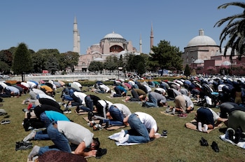Feligreses rezando frente la la