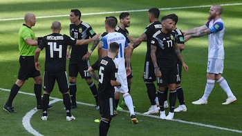 El árbitro polaco condujo Argentina-Islandia en Rusia 2018 (AFP PHOTO)