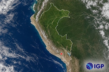 Imagen satelital de Perú con borde blanco, un punto rojo en la zona sur y el logotipo del Instituto Geofísico del Perú.