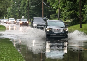 El Servicio Meteorológico Nacional mantiene advertencias por inundaciones repentinas en Kentucky e Indiana ante la continuidad de las lluvias intensas (Greg Eans/The Messenger-Inquirer vía AP)