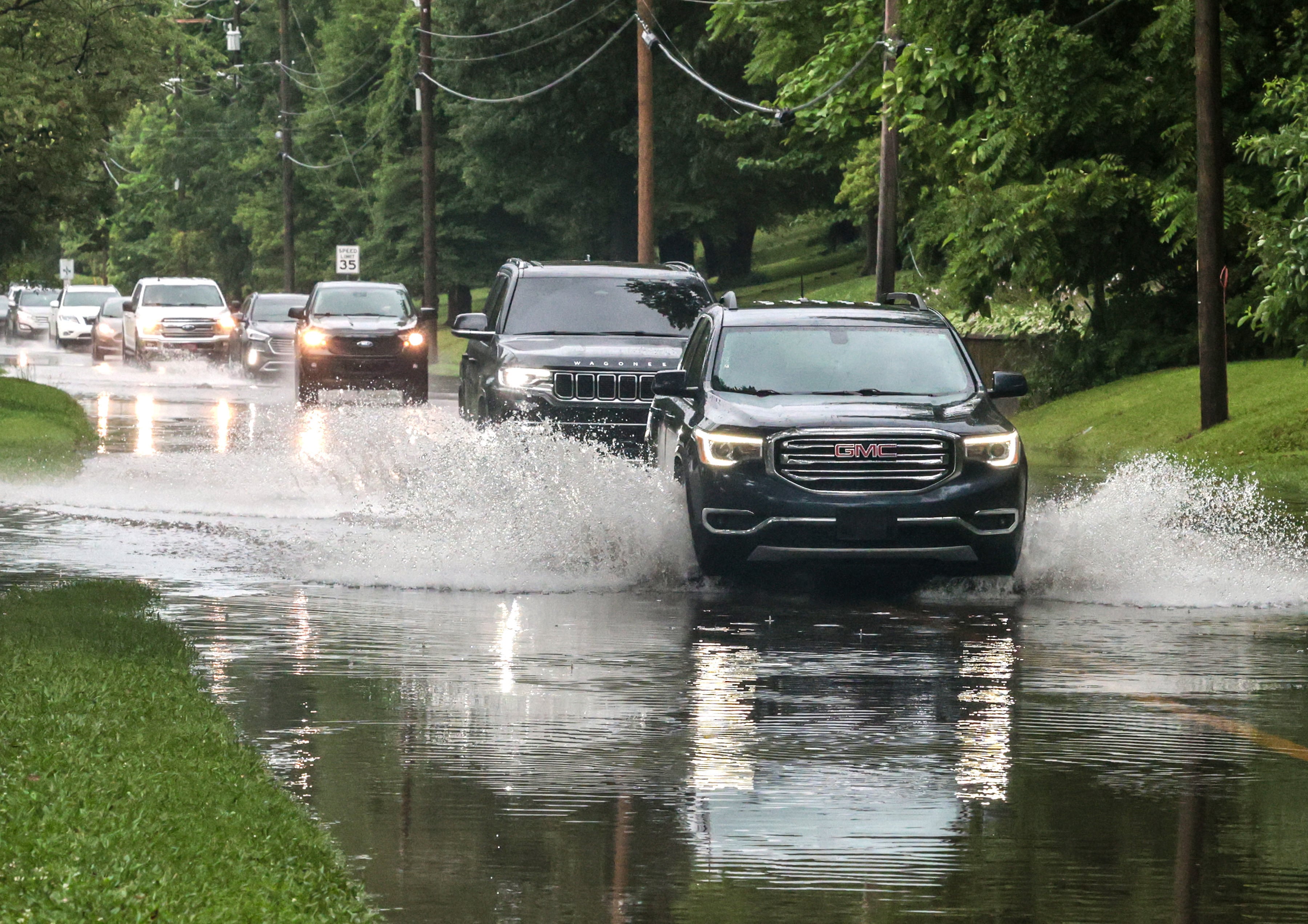 El Servicio Meteorológico Nacional mantiene advertencias por inundaciones repentinas en Kentucky e Indiana ante la continuidad de las lluvias intensas (Greg Eans/The Messenger-Inquirer vía AP)