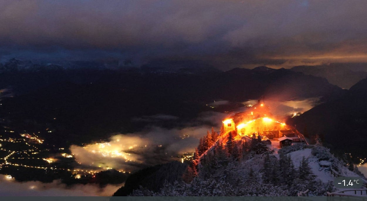Captura de video obtenida de la cámara web de la casa de montaña Kehlsteinhaus —conocida como el «Nido del Águila» y antiguo refugio de montaña de Adolf Hitler—, tomada a primera hora del 24 de octubre de 2026 (Berchtesgaden/AFP)